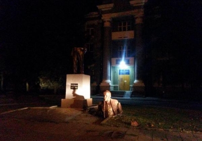 В Харькове ночью неизвестные повредили два памятника Ленину