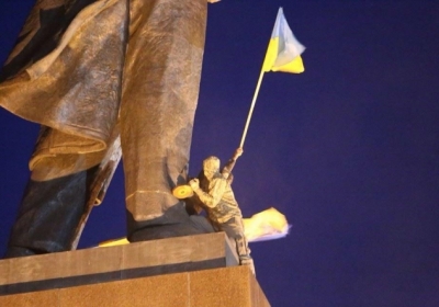 В Харькове сносят памятник Ленину, - видео