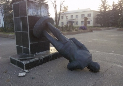 Ночью на Луганщине не устояли сразу два памятника Ленину, - фото