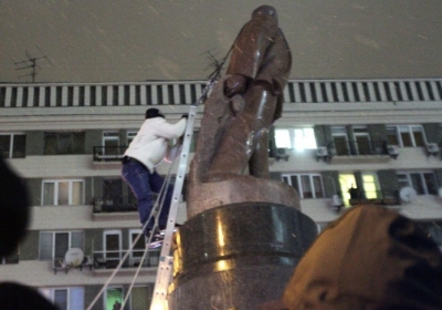 Коммунисты хотят поставить копию памятника Ленину, который свалили в Киеве