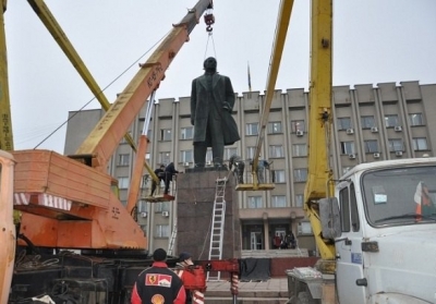 В Ізмаїлі демонтують найбільший пам'ятник Леніна в Одеській області, - ФОТО
