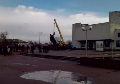 На Черниговщине снесли крупнейший в Украине памятник Ленину