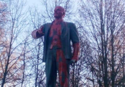 В Петербурге памятник Ленину облили краской и написали на груди 