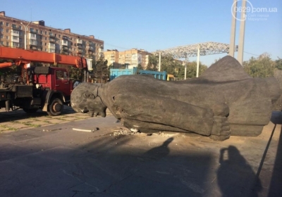 В центре Мариуполя неизвестные повалили 8-метровый памятник Ленину