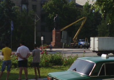 На Донеччині комунальники кілька годин намагалися демонтувати Леніна, - фото
