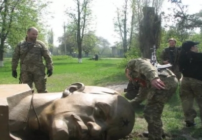 Невідомі на Харківщині відбили “голову” пам’ятнику Леніну