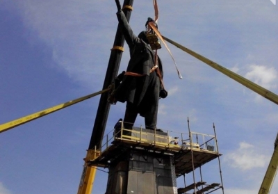 Наибольший памятник Ленину в Украине наконец демонтировали