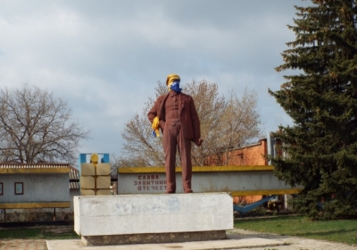 В Станице Луганской снесли памятник Ленину, - фото
