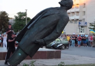 На Дніпропетровщині демонтували Леніна і заспівали гімн України