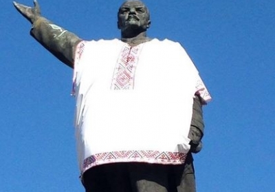 Милиция помешала активистам снести памятник Ленину в Запорожье