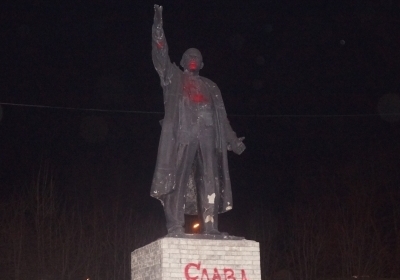 В России неизвестные облили краской памятник Ленину и написали на нем 