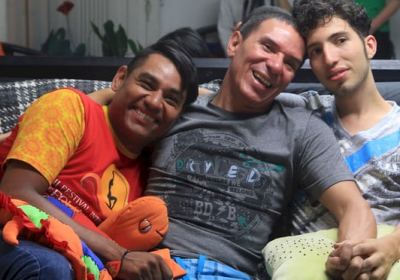 В Колумбии власти разрешили жениться трем мужчинам