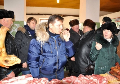 Олег Ляшко на ринку куштує м