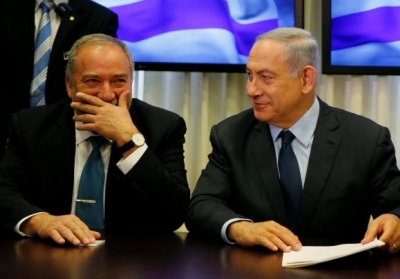 Авигдор Либерман и Биньямин Нетаньяху. Фото: Reuters / Ammar Awad