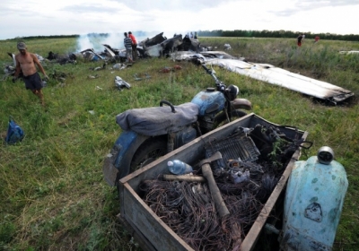Мародери розбирають на металобрухт рештки збитого українського літака 