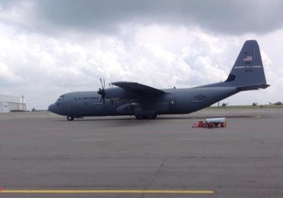 В Днепропетровске приземлился американский военный самолет с сенатором Маккейном