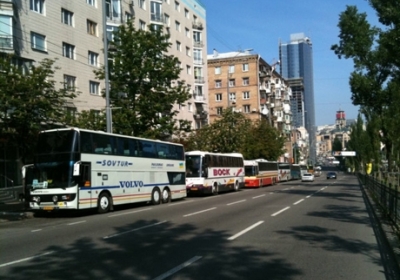 Київ заполонили автобуси борців із фашизмом, які 