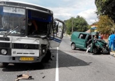 В Умани автобус попал в ДТП: есть погибший