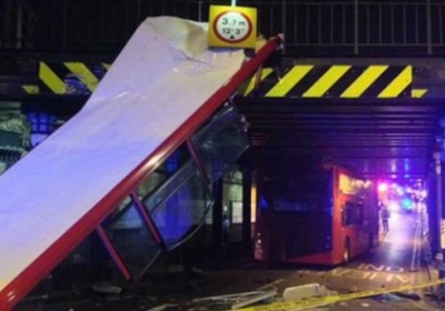 В Лондоне двухэтажному автобусу сорвало крышу, есть пострадавшие