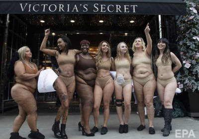 В Лондоне женщины устроили акцию против бренда Victoria's Secret