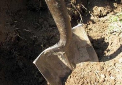 В России местные власти отправили должников копать могилы