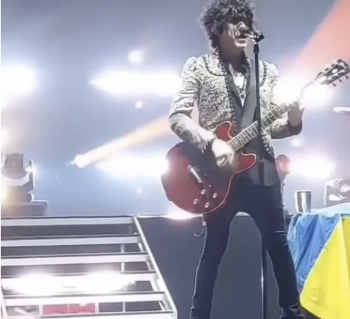 Співачка LP на концерті у Варшаві підняла прапор України