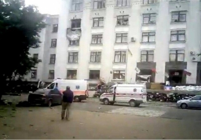 В сети появилось видео, как в Луганскую ОГА попадает ракета сепаратистов