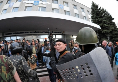 Терористи у Луганську під прапорами України обстрілюють будинки