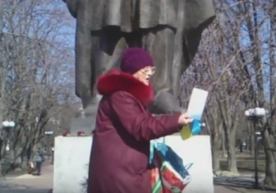 В Луганске толпа набросилась на бабушку за флаг Украины и стихи Шевченко, - ВИДЕО