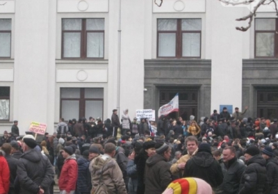 В Луганске пророссийские митингующие захватили ОГА и повесили на здании российский флаг