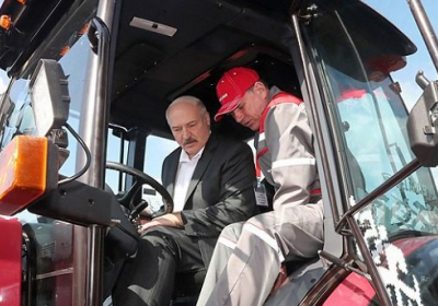 Лукашенко і Додон на тракторах посадили кукурудзу