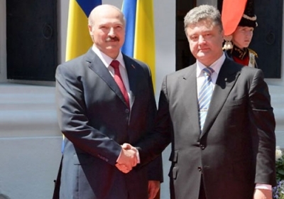 Порошенко с Лукашенко обсудили гуманитарные проблемы на Донбассе
