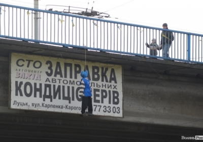 На мосту в Луцке повесили куклу, одетую как сторонник Партии Регионов