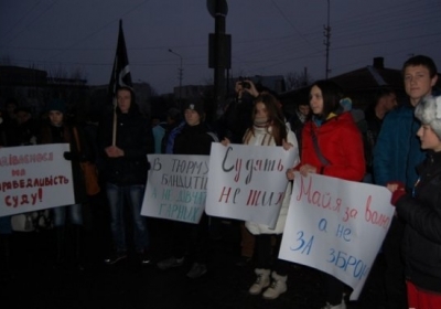 Активістці Євромайдану у Луцьку одягли електронний браслет через знущання із портрета Януковича (відео)