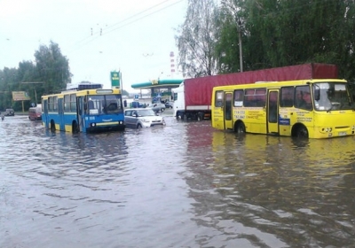 У Луцьку злива перетворила вулиці на море (фото)