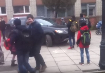 Во Львове школьники заблокировали нарушителя, пока не приехала полиция