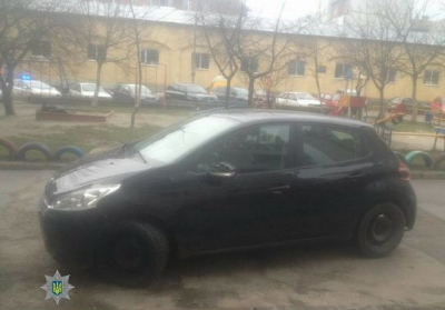 У Львові водійка збила патрульних і провезла одного з них на капоті півкілометра, - ВІДЕО