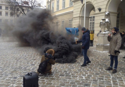 Во Львове подожгли шины: пикетируют городской совет, - ВИДЕО