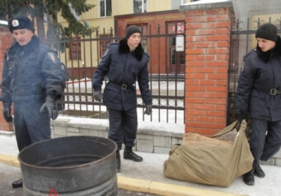 Солдаты внутренних войск во Львове помогают дровами активистам, которые блокируют их