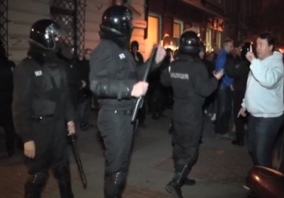 У центрі Львова футбольні фанати влаштували бійку, - відео