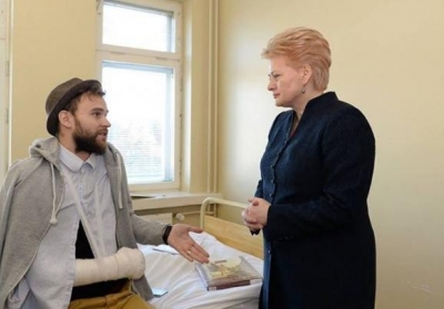 Президент Литви відвідала у лікарні пораненого активіста Майдану