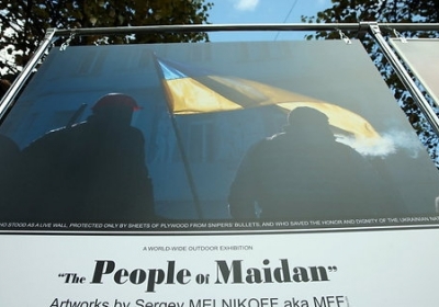 Невідомі вандали знову розтрощили виставку про Майдан в Латвії