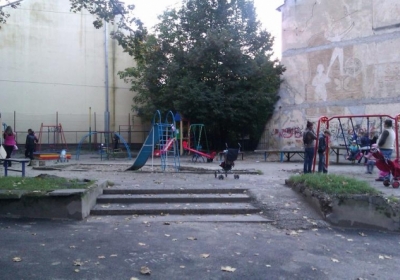 Дитячий майданчик тортур по-львівськи (фото)
