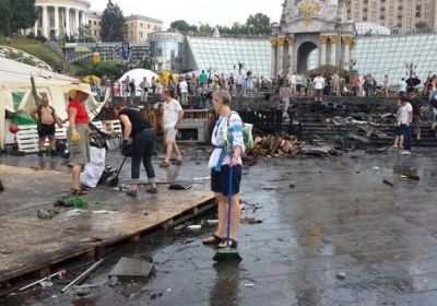 Толока на Майдане: остатки хлама отправили на свалку истории