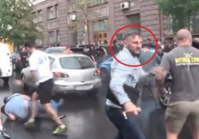 На автомобиль Порошенко выпрыгнул ветеран Азова, которому Зеленский дал украинское гражданство, - СМИ