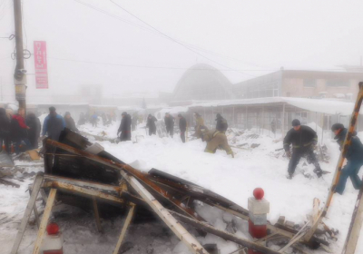 Обвал крыши торгового ряда в Макеевке: четыре человека госпитализированы