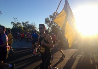 В США активист пробежал марафон с украинским флагом
