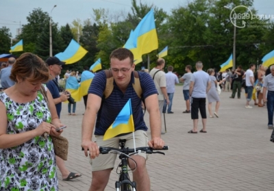 Мариуполь - это Украина: в городе развернули самый большой государственный флаг