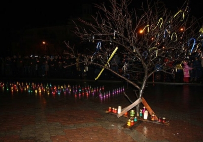 В Мариуполе почтили память погибших 24 января от обстрелов боевиками, - фото
