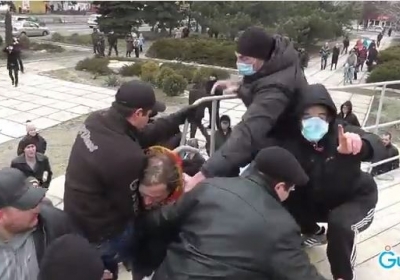 Сторонники Януковича напали на евромайдановца и журналистов в Мариуполе